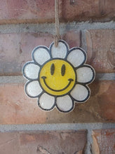 Load image into Gallery viewer, Smiley Daisy
